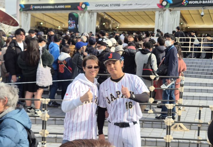 [도쿄=뉴시스] 문채현 기자 = 6일 일본 도쿄돔에서 열리는 2026 월드베이스볼클래식(WBC) 조별리그 C조 일본과 대만의 경기를 앞두고 오타니 쇼헤이를 닮은 남성(오른쪽)이 팬들과 사진을 찍고 있다. 2026.03.06. dal@newsis.com *재판매 및 DB 금지