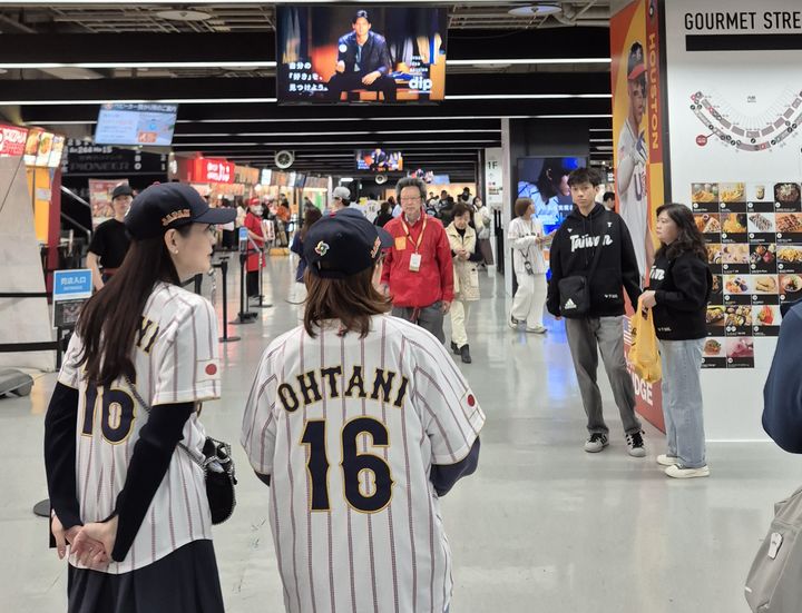 [도쿄=뉴시스] 문채현 기자 = 6일 일본 도쿄돔에서 열리는 2026 월드베이스볼클래식(WBC) 조별리그 C조 일본과 대만의 경기를 앞두고 일본과 대만 관중들이 경기장 안을 구경하고 있다. 2026.03.06. dal@newsis.com *재판매 및 DB 금지