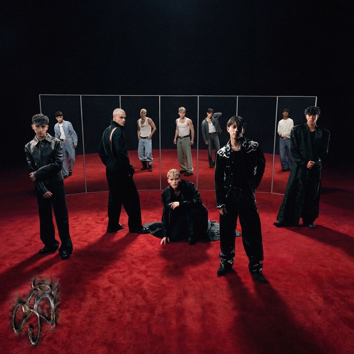 [서울=뉴시스] 왼쪽부터 케네스, 드루, 가비, 알레한드로, 카우에. 산토스 브라보스 첫번째 EP '듀얼(DUAL)' 커버 이미지. (사진 = 하이브라틴아메리카 제공) 2026.03.06. photo@newsis.com *재판매 및 DB 금지