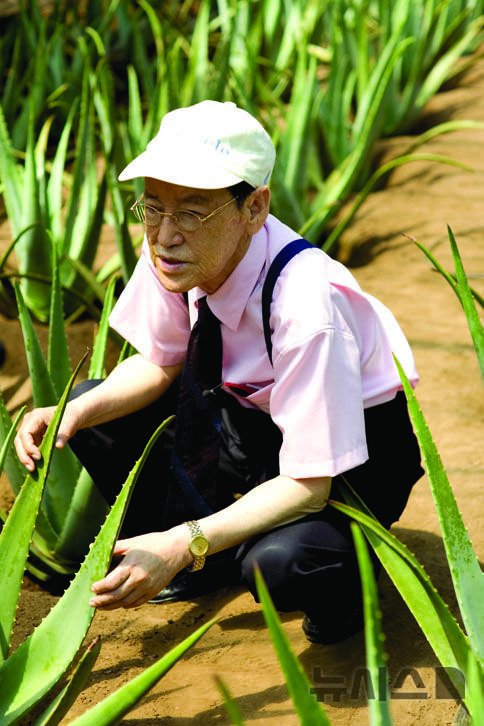 [서울=뉴시스] 알로에 농장을 살피는 김정문 선대회장 (사진=김정문알로에 제공) 2026.03.08. photo@newsis.com