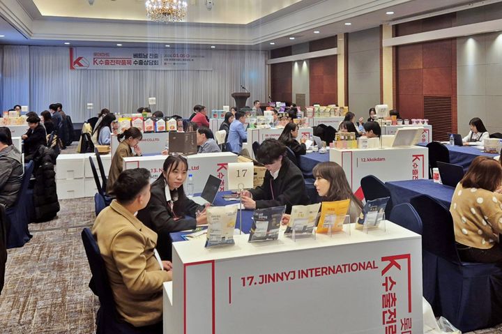 [서울=뉴시스] 서울 송파구 롯데호텔월드에서 진행된 'K-수출전략품목 베트남 진출 수출상담회' 전경 (사진=롯데마트 제공) 2026.03.08. photo@newsis.com *재판매 및 DB 금지