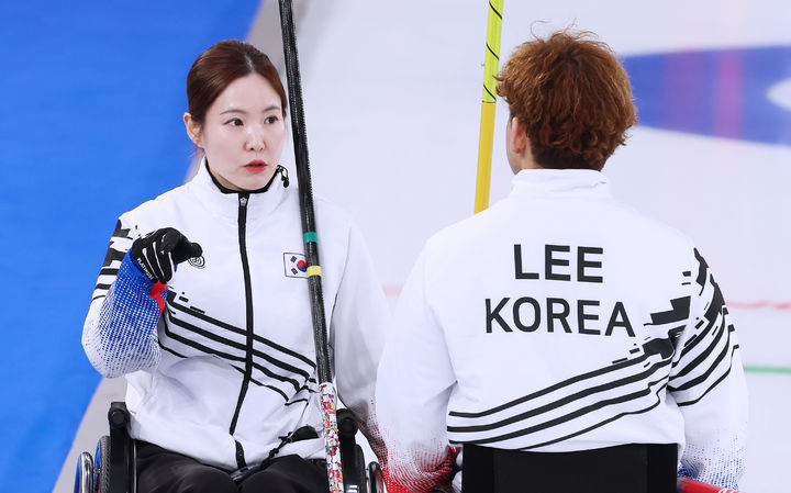 [서울=뉴시스] 휠체어컬링 믹스더블의 백혜진-이용석. (사진 = 대한장애인체육회 제공) *재판매 및 DB 금지