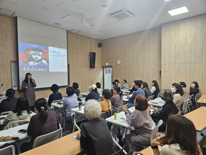 [대구=뉴시스] 대구 대현도서관 지난해 야간 인문학 프로그램 운영 모습. (사진=행복북구문화재단 제공) 2026.03.07. photo@newsis.com *재판매 및 DB 금지