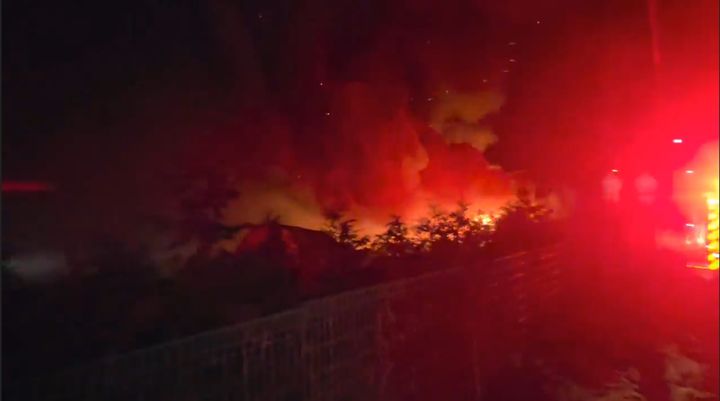 [정읍=뉴시스] 6일 오후 7시25분께 전북 정읍시 이평면의 한 돈사에서 불이 나 불길이 피어오르고 있다. (사진=전북도소방본부 제공) 2026.03.06. photo@newsis.com *재판매 및 DB 금지