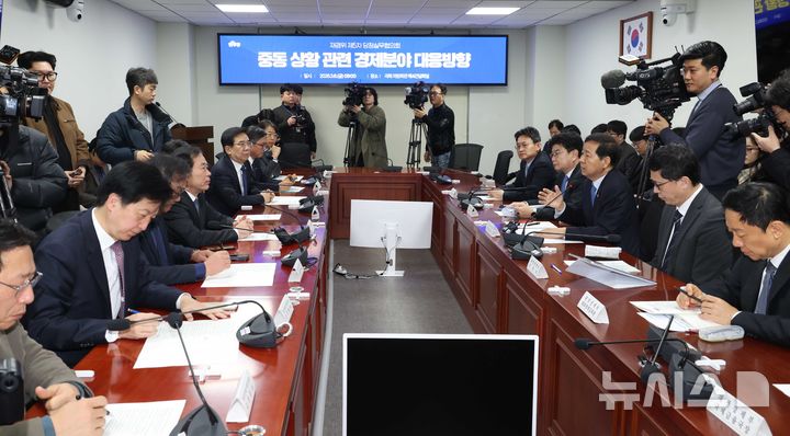 [서울=뉴시스] 조성봉 기자= 구윤철 부총리 겸 재정경제부 장관이 6일 오전 서울 여의도 국회 의원회관 간담회의실에서 열린 중동 상황 관련 경제분야 대응 방향 재경위 실무당정협의에서 발언을 하고 있다. 2026.03.06. suncho21@newsis.com