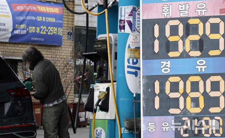[서울=뉴시스] 김혜진 기자 = 중동 지역 전쟁으로 에너지 공급 차질 우려가 커지면서 국제유가가 급등했다. 특히 미국 원유 가격은 하루 만에 8% 넘게 상승하며 2020년 코로나19 팬데믹 이후 최대 상승폭을 기록했다. 5일(현지 시간) CNN 등에 따르면 이날 서부텍사스산원유(WTI) 가격이 배럴당 80달러선을 돌파하는 등 국제 유가가 급등세를 이어갔다. 6일 서울 시내 한 주유소에 유가 정보가 표시돼 있다.2026.03.06. jini@newsis.com