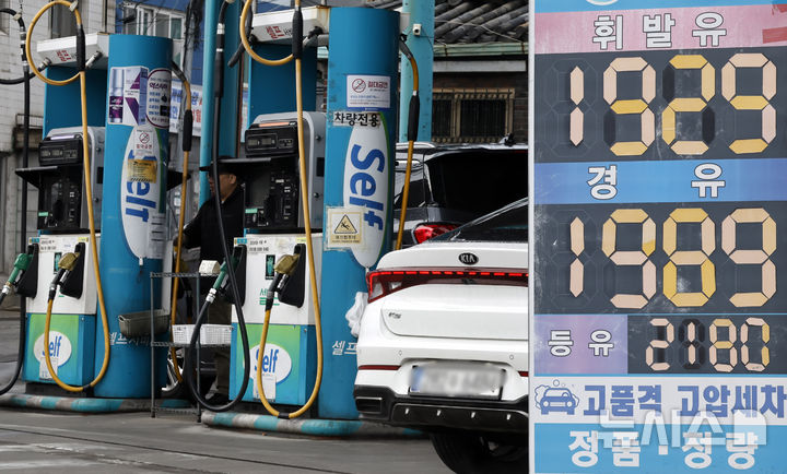[서울=뉴시스] 김혜진 기자 = 6일 서울 시내 한 주유소에 유가 정보가 표시돼 있다.2026.03.06. jini@newsis.com