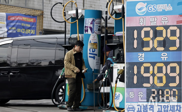 [서울=뉴시스] 김혜진 기자 = 6일 서울 시내 한 주유소에 유가 정보가 표시돼 있다.2026.03.06. jini@newsis.com