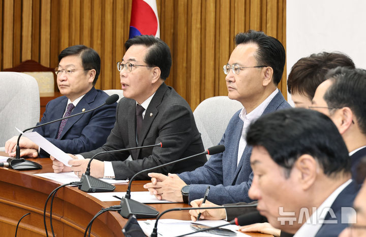 [서울=뉴시스] 김금보 기자 = 송언석 국민의힘 원내대표가 6일 오전 서울 여의도 국회에서 열린 원내대책회의에서 발언하고 있다. 2026.03.06. kgb@newsis.com