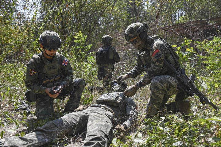 [서울=뉴시스] 해병대사령부는 지난 2월 23일부터 6일까지 태국 일대에서 미국, 태국 등 10개국과 함께 코브라골드 연합훈련에 참가했다고 밝혔다.지난 1일 한국, 태국 수색부대 장병들이 전투부상자 처치(TCCC) 훈련을 하고 있다. (사진=해병대사령부 제공) 2026.03.06. photo@newsis.com *재판매 및 DB 금지