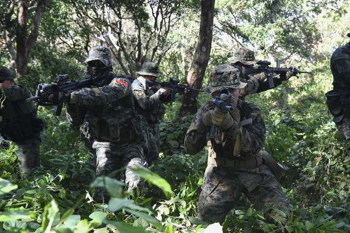 [서울=뉴시스] 해병대사령부는 지난 2월 23일부터 6일까지 태국 일대에서 미국, 태국 등 10개국과 함께 코브라골드 연합훈련에 참가했다고 밝혔다.지난달 28일 해병대 수색부대 장병들이 미 해병, 태국 수색부대와 함께 정글수색 훈련을 하고 있다. (사진=해병대사령부 제공) 2026.03.06. photo@newsis.com *재판매 및 DB 금지