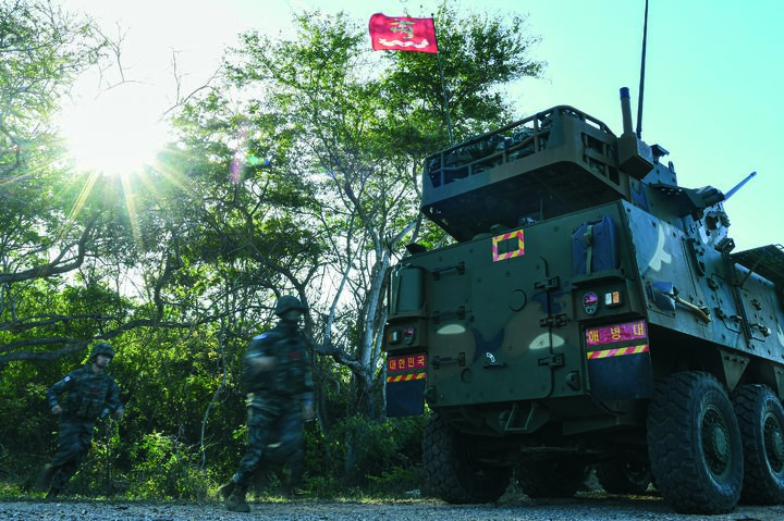 [서울=뉴시스] 해병대사령부는 지난 2월 23일부터 6일까지 태국 일대에서 미국, 태국 등 10개국과 함께 코브라골드 연합훈련에 참가했다고 밝혔다.지난달 27일 해병대 장병들이 핫야오 해안 일대에서 차륜형대공포 천호를 활용한 대상륙작전을 실시하고 있다. (사진=해병대사령부 제공) 2026.03.06. photo@newsis.com *재판매 및 DB 금지
