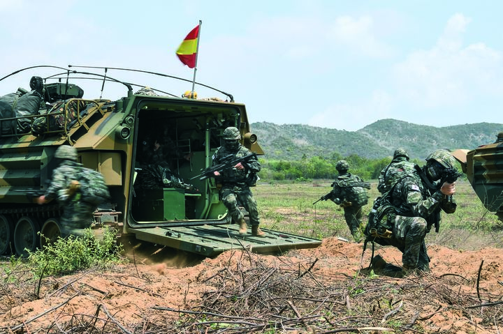 [서울=뉴시스] 해병대사령부는 지난 2월 23일부터 6일까지 태국 일대에서 미국, 태국 등 10개국과 함께 코브라골드 연합훈련에 참가했다고 밝혔다.지난달 26일 태국 핫야오 해안에 상륙한 해병대 장병들이 하차전투를 하고 있다. (사진=해병대사령부 제공) 2026.03.06. photo@newsis.com *재판매 및 DB 금지