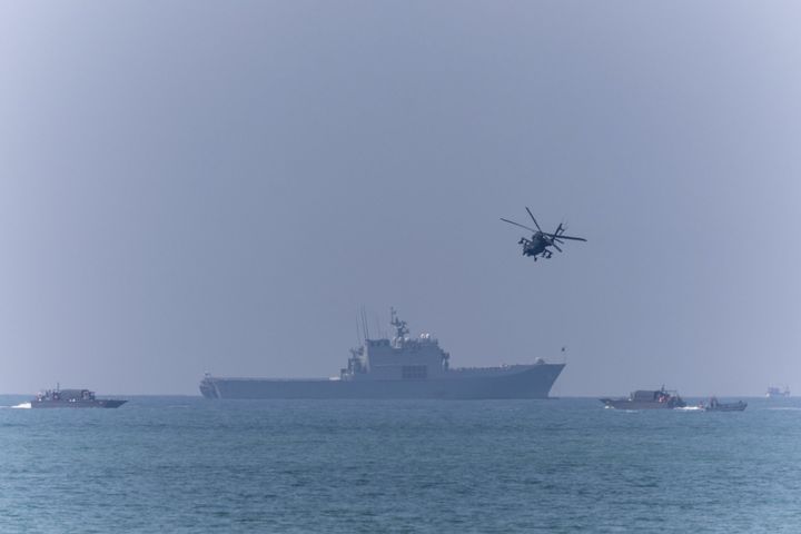 [서울=뉴시스] 해병대사령부는 지난 2월 23일부터 6일까지 태국 일대에서 미국, 태국 등 10개국과 함께 코브라골드 연합훈련에 참가했다고 밝혔다.지난달 26일 한, 미, 태 해병대 장병들이 태국 핫야오 해안에서 상륙작전 간 결정적 행동을 하고 있다. (사진=해병대사령부 제공) 2026.03.06. photo@newsis.com *재판매 및 DB 금지