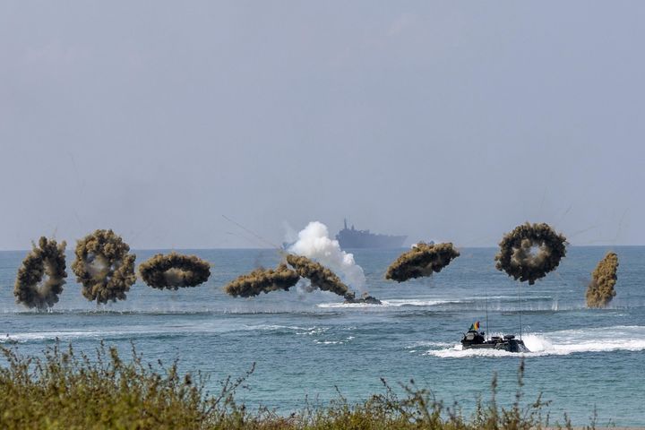 [서울=뉴시스] 해병대사령부는 지난 2월 23일부터 6일까지 태국 일대에서 미국, 태국 등 10개국과 함께 코브라골드 연합훈련에 참가했다고 밝혔다.지난달 26일 한국, 태국 해병대 상륙장갑차가 태국 핫야오 해안에서 연합예정파를 편성하여 해안에 상륙하고 있다. (사진=해병대사령부 제공) 2026.03.06. photo@newsis.com *재판매 및 DB 금지