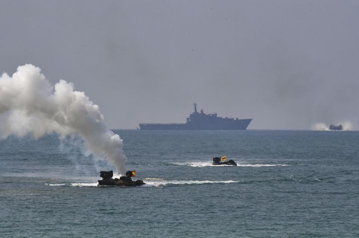 [서울=뉴시스] 해병대사령부는 지난 2월 23일부터 6일까지 태국 일대에서 미국, 태국 등 10개국과 함께 코브라골드 연합훈련에 참가했다고 밝혔다.지난달 26일 한국, 태국 해병대 상륙장갑차가 태국 핫야오 해안에서 연합예정파를 편성하여 해안에 상륙하고 있다. (사진=해병대사령부 제공) 2026.03.06. photo@newsis.com *재판매 및 DB 금지