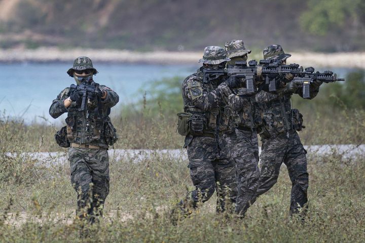 [서울=뉴시스] 해병대사령부는 지난 2월 23일부터 6일까지 태국 일대에서 미국, 태국 등 10개국과 함께 코브라골드 연합훈련에 참가했다고 밝혔다.지난달 26일 해병대 장병들이 태국 핫야오 해안에서 상륙작전에 필요한 여건조성을 위해 해안으로 이동하고 있다. (사진=해병대사령부 제공) 2026.03.06. photo@newsis.com *재판매 및 DB 금지