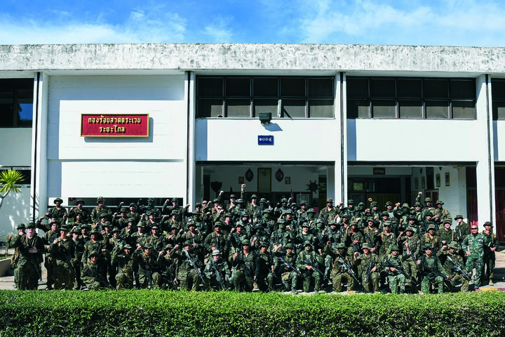 [서울=뉴시스] 해병대사령부는 지난 2월 23일부터 6일까지 태국 일대에서 미국, 태국 등 10개국과 함께 코브라골드 연합훈련에 참가했다고 밝혔다.지난달 23일 코브라골드 훈련에 참가한 한·미·태 장병들이 정글수색 훈련 후 기념촬영 하고 있다. (사진=해병대사령부 제공) 2026.03.06. photo@newsis.com *재판매 및 DB 금지