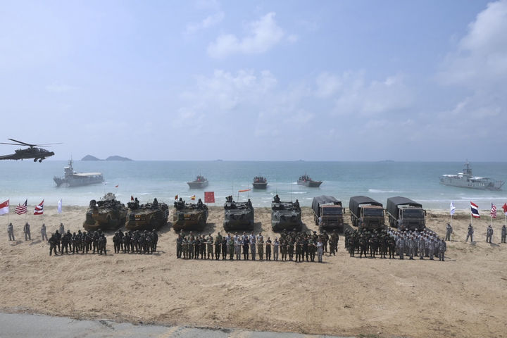 [서울=뉴시스] 해병대사령부는 지난 2월 23일부터 6일까지 태국 일대에서 미국, 태국 등 10개국과 함께 코브라골드 연합훈련에 참가했다고 밝혔다.지난달 26일 코브라골드훈련에 참가한 장병들이 태국 핫야오 해안에서 기념촬영을 하고 있다. (사진=해병대사령부 제공) 2026.03.06. photo@newsis.com *재판매 및 DB 금지