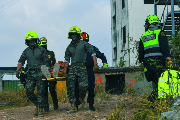 [서울=뉴시스] 해병대사령부는 지난 2월 23일부터 6일까지 태국 일대에서 미국, 태국 등 10개국과 함께 코브라골드 연합훈련에 참가했다고 밝혔다.지난달 27일 코브라골드 훈련에 참가한 다국적군 장병들이 재난발생으로 부상한 장병을 이송하고 있다. (사진=해병대사령부 제공) 2026.03.06. photo@newsis.com *재판매 및 DB 금지