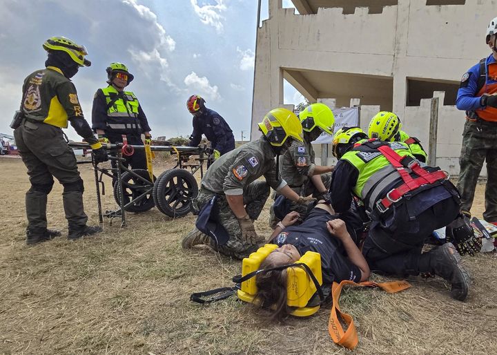[서울=뉴시스] 해병대사령부는 지난 2월 23일부터 6일까지 태국 일대에서 미국, 태국 등 10개국과 함께 코브라골드 연합훈련에 참가했다고 밝혔다.지난달 27일 코브라골드 훈련에 참가한 다국적군 장병들이 재난발생으로 부상한 장병 이송을 위해 준비하고 있다. (사진=해병대사령부 제공) 2026.03.06. photo@newsis.com *재판매 및 DB 금지