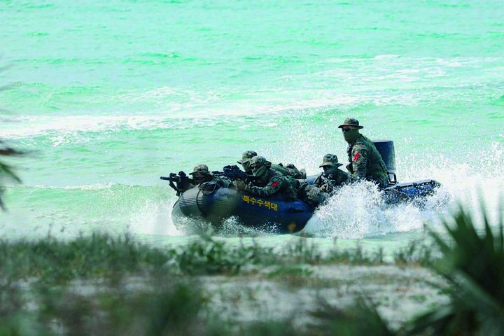 [서울=뉴시스] 해병대사령부는 지난 2월 23일부터 6일까지 태국 일대에서 미국, 태국 등 10개국과 함께 코브라골드 연합훈련에 참가했다고 밝혔다.지난달 26일 해병대 수색부대 장병들이 태국 핫야오 해안에서 상륙작전에 필요한 여건조성을 위해 해안으로 이동하고 있다. (사진=해병대사령부 제공) 2026.03.06. photo@newsis.com *재판매 및 DB 금지