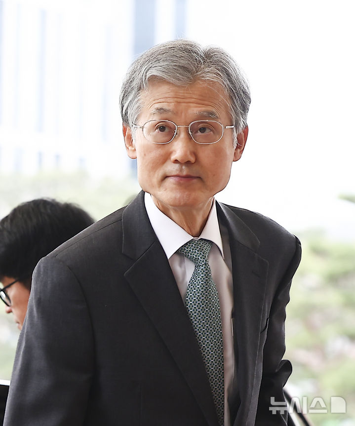 [서울=뉴시스] 김근수 기자 = 조희대 대법원장이 6일 서울 서초구 대법원으로 출근하고 있다. 2026.03.06. ks@newsis.com