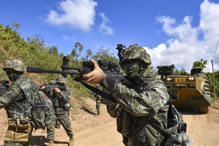 [서울=뉴시스] 해병대사령부는 지난 2월 23일부터 6일까지 태국 일대에서 미국, 태국 등 10개국과 함께 코브라골드 연합훈련에 참가했다고 밝혔다.지난달 27일 해병대 장병들이 태국 핫야오 해안에서 KAAV를 활용한 대상륙작전 임무를 수행하고 있다. (사진=해병대사령부 제공) 2026.03.06. photo@newsis.com *재판매 및 DB 금지