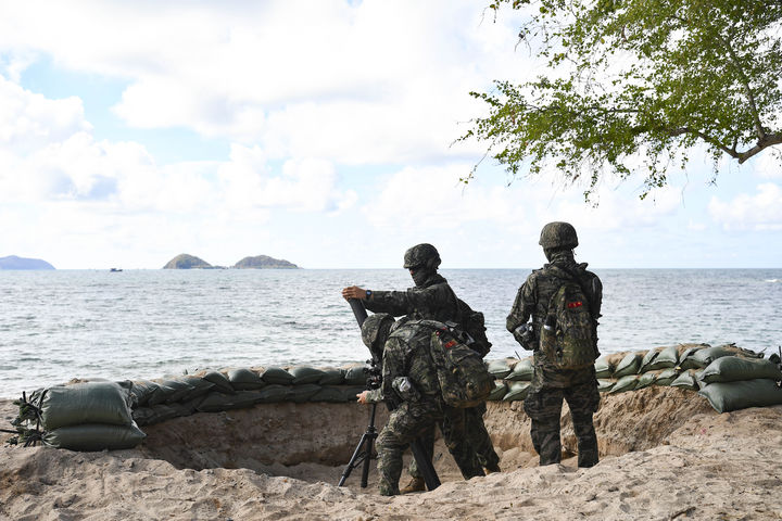 [서울=뉴시스] 해병대사령부는 지난 2월 23일부터 6일까지 태국 일대에서 미국, 태국 등 10개국과 함께 코브라골드 연합훈련에 참가했다고 밝혔다.지난달 27일 해병대 장병들이 태국 핫야오 해안에서 대상륙작전 임무 수행 간 박격포 사격을 준비하고 있다. (사진=해병대사령부 제공) 2026.03.06. photo@newsis.com *재판매 및 DB 금지