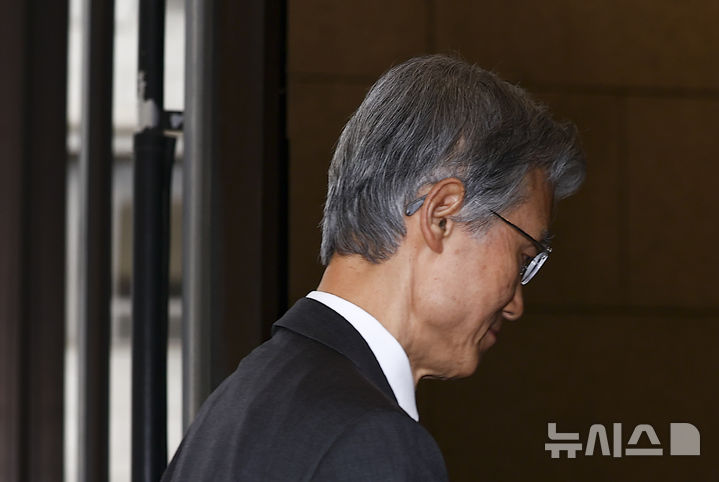 [서울=뉴시스] 김근수 기자 = 조희대 대법원장이 6일 서울 서초구 대법원으로 출근하고 있다. 이재명 대통령은 지난 5일 주재한 임시 국무회의에서 ‘사법개혁 3법’(법왜곡죄·재판소원제·대법관 증원) 공포안을 의결했다. 2026.03.06. ks@newsis.com