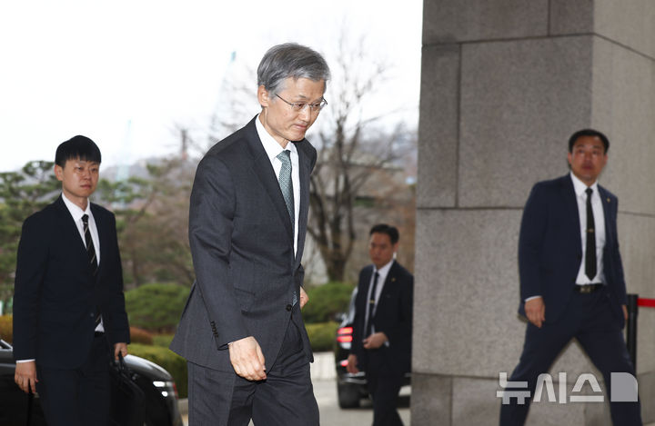 [서울=뉴시스] 김근수 기자 = 조희대 대법원장이 6일 서울 서초구 대법원으로 출근하고 있다. 이재명 대통령은 지난 5일 주재한 임시 국무회의에서 ‘사법개혁 3법’(법왜곡죄·재판소원제·대법관 증원) 공포안을 의결했다. 2026.03.06. ks@newsis.com