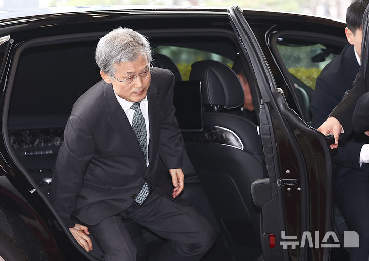 [서울=뉴시스] 김근수 기자 = 조희대 대법원장이 6일 서울 서초구 대법원으로 출근하고 있다. 이재명 대통령은 지난 5일 주재한 임시 국무회의에서 ‘사법개혁 3법’(법왜곡죄·재판소원제·대법관 증원) 공포안을 의결했다. 2026.03.06. ks@newsis.com