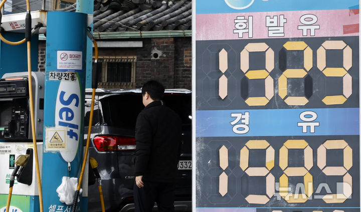 [서울=뉴시스] 김혜진 기자 = 서울 평균 휘발유 가격이 리터당 1900원을 넘는 등 상승 흐름이 이어지는 6일 서울 시내 한 주유소에 유가 정보가 표시돼 있다.중동 리스크와 수급 불안정성에 따라 국내 기름값이 엿새 연속 오름세를 보이고 있다. 6일 한국석유공사 유가정보시스템 오피넷에 따르면 이날 오전 9시 기준 서울 지역 평균 휘발유 가격은 리터당 1916.5원으로 집계됐다. 전날보다 27원 오른 수준이다. 2026.03.06. jini@newsis.com