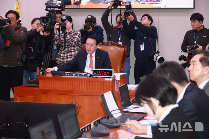 [서울=뉴시스] 고승민 기자 = 김석기 국회 외통위원장이 6일 서울 여의도 국회에서 열린 외교통일위원회 전체회의를 주재하고 있다. 2026.03.06. kkssmm99@newsis.com