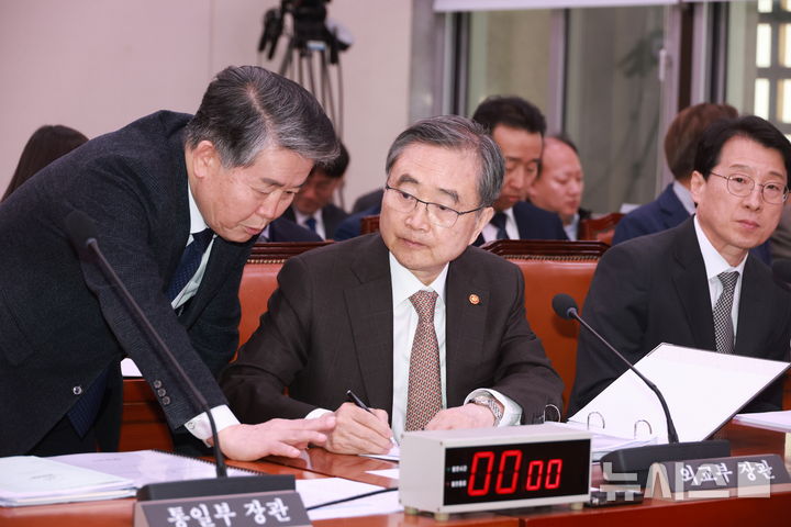 [서울=뉴시스] 고승민 기자 = 조현 외교부 장관과 김경협 재외동포청장이 6일 서울 여의도 국회에서 열린 외교통일위원회 전체회의에서 시작 전 대화를 하고 있다. 2026.03.06. kkssmm99@newsis.com