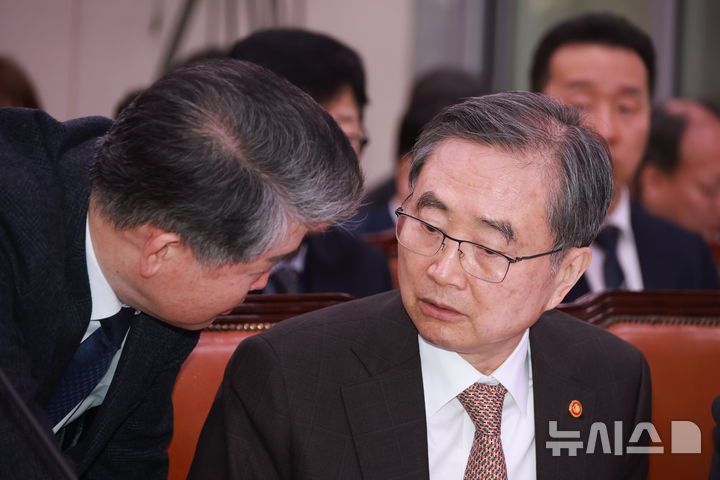 [서울=뉴시스] 고승민 기자 = 조현 외교부 장관과 김경협 재외동포청장이 6일 서울 여의도 국회에서 열린 외교통일위원회 전체회의에서 시작 전 대화를 하고 있다. 2026.03.06. kkssmm99@newsis.com