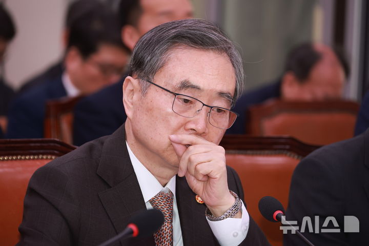 [서울=뉴시스] 고승민 기자 = 조현 외교부 장관이 6일 서울 여의도 국회에서 열린 외교통일위원회 전체회의에서 의원 발언을 들으며 생각에 잠겨 있다. 2026.03.06. kkssmm99@newsis.com