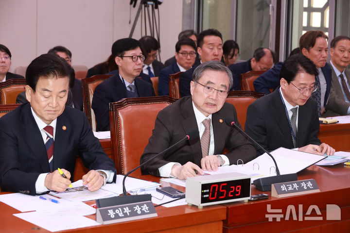 [서울=뉴시스] 고승민 기자 = 조현 외교부 장관이 6일 서울 여의도 국회에서 열린 외교통일위원회 전체회의에서 의원 질의에 답하고 있다. 2026.03.06. kkssmm99@newsis.com