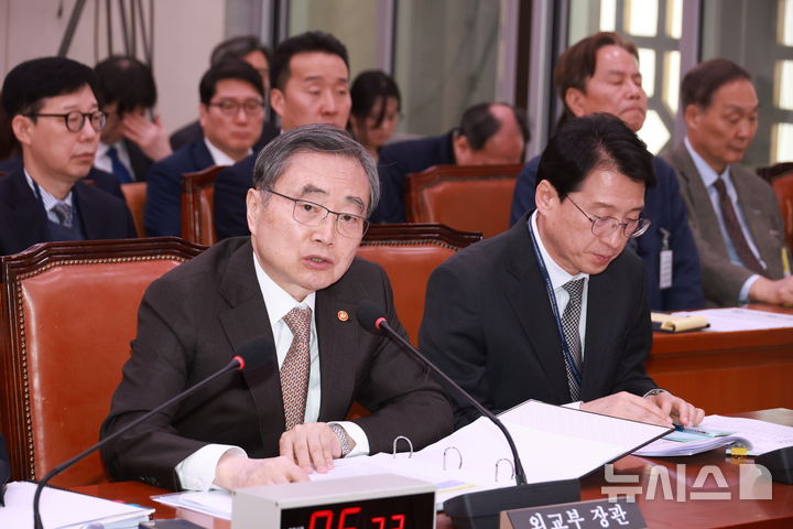 [서울=뉴시스] 고승민 기자 = 조현 외교부 장관이 6일 서울 여의도 국회에서 열린 외교통일위원회 전체회의에서 의원 질의에 답하고 있다. 2026.03.06. kkssmm99@newsis.com