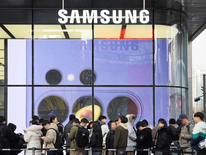 [서울=뉴시스] 삼성전자는 지난달 27일부터 5일까지 진행한 갤럭시 S26 시리즈 국내 사전 판매에서 135만대를 기록했다고 6일 밝혔다.사진은 이날 서울 서초구 삼성강남에서 '갤럭시 S26 시리즈' 사전 예약자들이 제품 수령을 위해 대기하고 있다. (사진=삼성전자 제공) 2026.03.06. photo@newsis.com *재판매 및 DB 금지