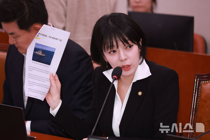 [서울=뉴시스] 고승민 기자 = 배현진 국민의힘 의원이 6일 서울 여의도 국회에서 열린 외교통일위원회 전체회의에서 조현 외교부 장관에게 현안질의를 하고 있다. 2026.03.06. kkssmm99@newsis.com