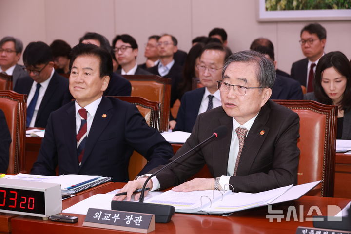 [서울=뉴시스] 고승민 기자 = 조현 외교부 장관이 6일 서울 여의도 국회에서 열린 외교통일위원회 전체회의에서 의원 질의에 답하고 있다. 2026.03.06. kkssmm99@newsis.com