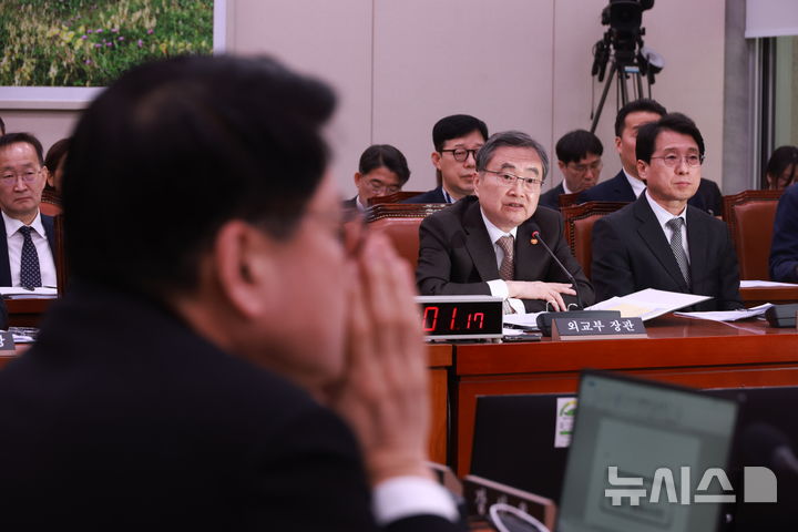 [서울=뉴시스] 고승민 기자 = 조현 외교부 장관이 6일 서울 여의도 국회에서 열린 외교통일위원회 전체회의에서 의원 질의에 답하고 있다. 2026.03.06. kkssmm99@newsis.com