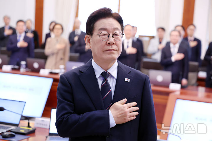 [서울=뉴시스] 최동준 기자 = 이재명 대통령이 6일 청와대에서 열린 수석보좌관회의에서 국민의례를 하고 있다. (청와대통신사진기자단) 2026.03.06. photocdj@newsis.com