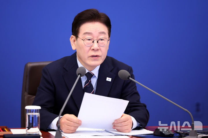 [서울=뉴시스] 최동준 기자 = 이재명 대통령이 6일 청와대에서 열린 수석보좌관회의에서 발언하고 있다. (청와대통신사진기자단) 2026.03.06. photocdj@newsis.com