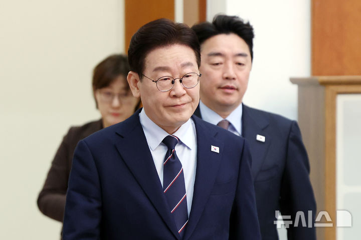 [서울=뉴시스] 최동준 기자 = 이재명 대통령이 6일 청와대에서 열린 수석보좌관회의에 입장하고 있다. (청와대통신사진기자단) 2026.03.06. photocdj@newsis.com