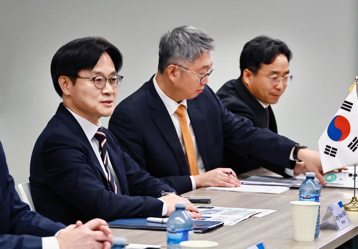 [서울=뉴시스] 김정관 산업통상부 장관이 5일(현지 시간) 캐나다 온타리오주 윈저에서 멜라니 졸리 캐나다 산업장관과 면담하고 있다. (사진=산업통상부 제공) 2026.03.06. photo@newsis.com *재판매 및 DB 금지