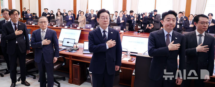 [서울=뉴시스] 최동준 기자 = 이재명 대통령이 6일 청와대에서 열린 수석보좌관회의에서 참석자들과 국민의례를 하고 있다. (청와대통신사진기자단) 2026.03.06. photocdj@newsis.com