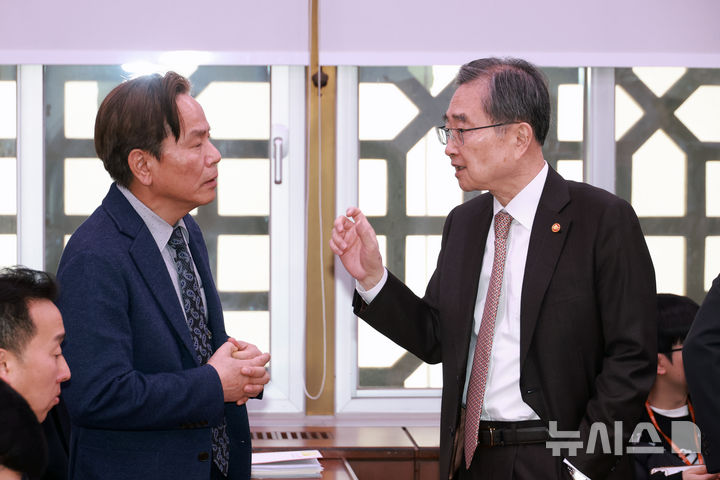 [서울=뉴시스] 고승민 기자 = 조현 외교부 장관이 6일 서울 여의도 국회에서 열린 외교통일위원회 전체회의에서 관계자들과 대화를 나누고 있다. 2026.03.06. kkssmm99@newsis.com