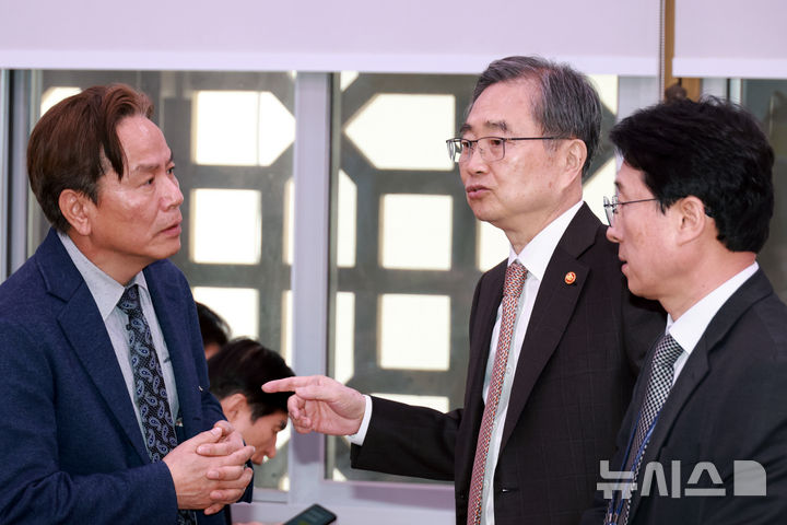 [서울=뉴시스] 고승민 기자 = 조현 외교부 장관이 6일 서울 여의도 국회에서 열린 외교통일위원회 전체회의에서 관계자들과 대화를 나누고 있다. 2026.03.06. kkssmm99@newsis.com